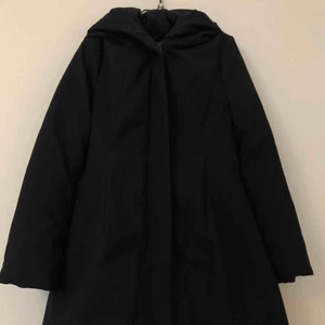  - Super söt dun-kappa med markerad midja från UNI-CLO. Den är marinblå och se bild för material!  Möts i Stockholm eller så står köparen för frakten:)