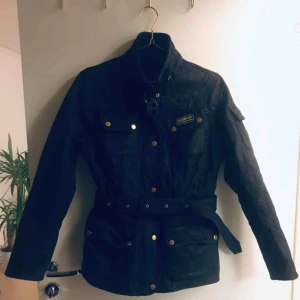  - Svart Barbour international i storlek 38. Guldiga detaljer. Inköpt på NK. 