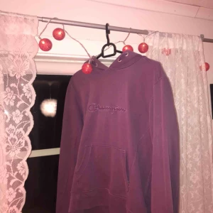 - Lila Champion tröja med silvrig outline💜 Använd fåtal gånger så bra skick! 