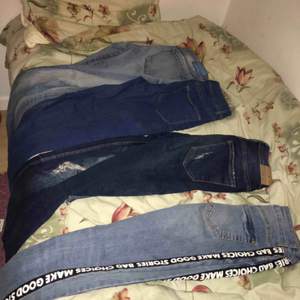 4 par jeans som jag aldrig använder//får på mig. Säljer alla för 350 eller ett par för 100kr. Hör av er!