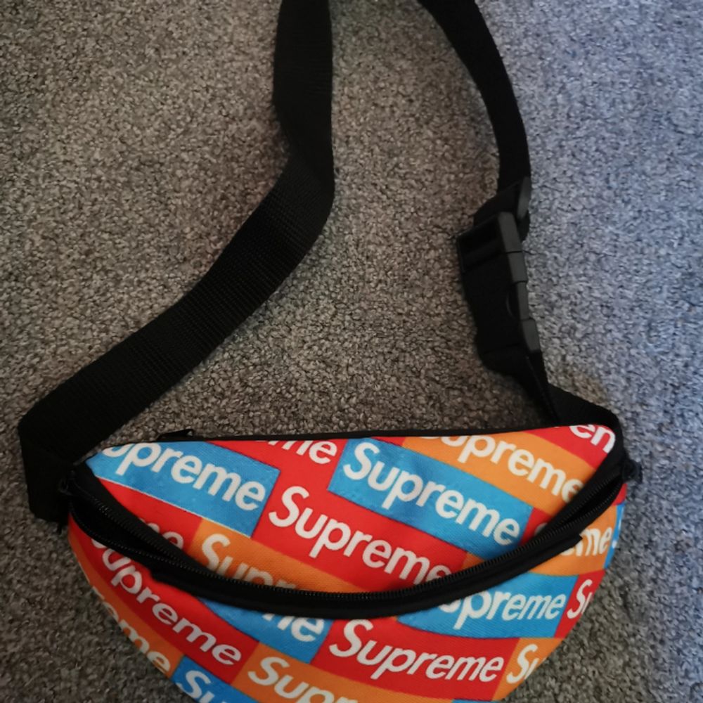 Supreme väska aaa kopi föpt för 580 stolek kan ändras kan frakta kan bytas. Väskor.