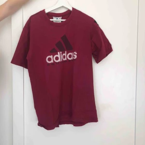  - En oversized t-shirt från adidas ”equipment” säljes för jag ej använder färg.  Jag är en storlek 36/S i alla kläder vanligtvis och är 177cm lång så passform kan variera. Hör gärna av dig om du har frågor! 🥰