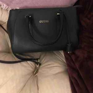  - Äkta guess väska super fin på har aldrig använt den bara en gång🥰