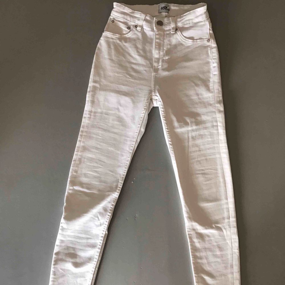 Ett par vita jeans från lager 157. Tajt modell men med väldigt mycket stretch. Använda en gång. (Köparen står för frakt)  . Jeans & Byxor.