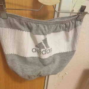  - Bandeau top från Adidas, använd fåtal gånger. Det vita har lite sprickor i sig men tycker personligen att det inte märks