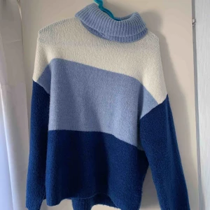 - En oversized stickad jätte mjuk och snygg tröja! Säljer den pga att jag inte använder den längre och hoppas den kan komma till användning hos någon annan! Frakten står köparen för och jag tar emot Swish!💚