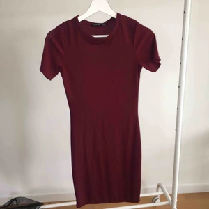  - Vardagsklänning röd köpt på boohoo