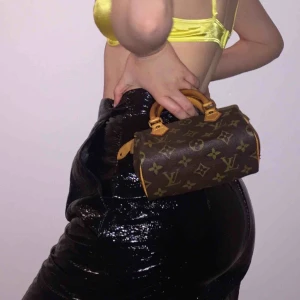  - Lackade/ vinyl/ pvc byxor från HM köpte för något år sedan men tyvärr aldrig kommit till användning mer än 1 gång i storlek 34! Frakt på 36kr tillkommer :) 