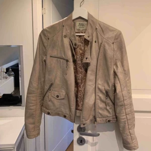  - Helt oanvänd beige skinnjacka med coolt innertyg. 300kr inkl frakt. 