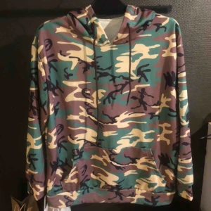  - Camouflage hoodie från wish. Endast använd 1-2 gånger. Storlek XL men är som en M. Frakt tillkommer.