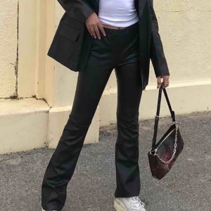  - Oanvända skinnbyxor bootcut från Bikbok. Sitter supersnyggt, passar xs-s 