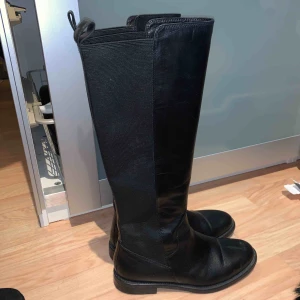  - Höga boots från Vagabond i äkta läder, väldigt sparsamt använda och i väldigt gott skick. Köpta för 1100:- Superfina men säljs pga missnöjd med passformen på mig. Små få synliga väck vilket är normalt vid äkta material.