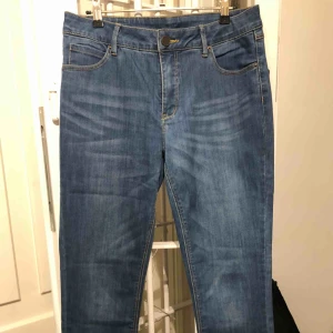  - Jeans med stretch & oranga sömmar från flash. 100% bomull. Strl. 40/L Använd ett fåtal tillfällen.