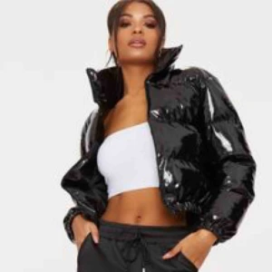  - Säljer denna coola vinyljacka då den dessvärre inte kommit till användning. Jackan är i superfint skick och endast använd ett fåtal gånger. 