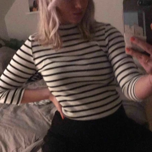  - Radndig tröja med halv hög polo, super skön<3 använd ett få tal gånger, köpt för 349kr 