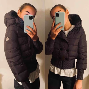  - Jacka från moncler. Låga priset pga att två dragkedjor har ingen hacke. Men det fungerar hur bra ändå. Jätte bra skick annars. Åkte givetvis.