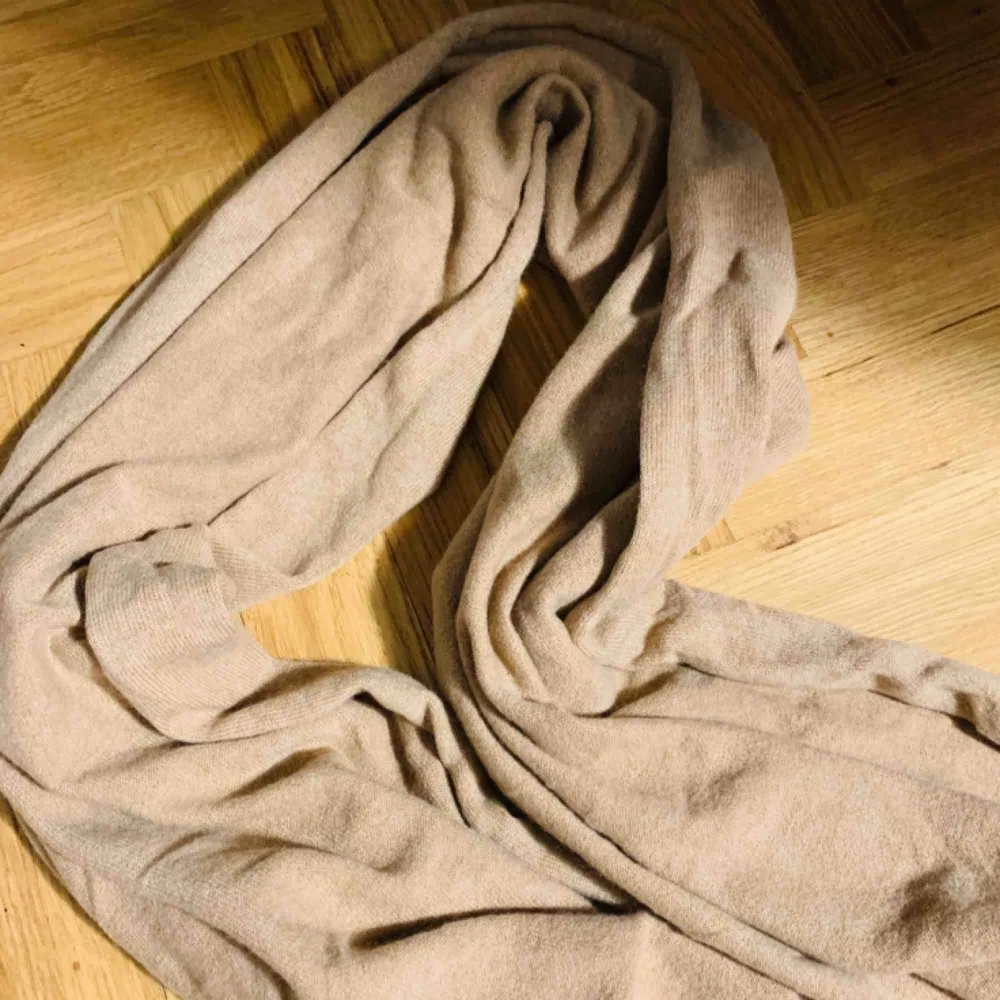 Världens skönaste kashmir-sjal från Parenti’s. Brun/beige färg och stor modell. Kan användas som halsduk, filt eller ponchoaktikt.. Accessoarer.