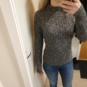  - Grå tröja från only/veromoda