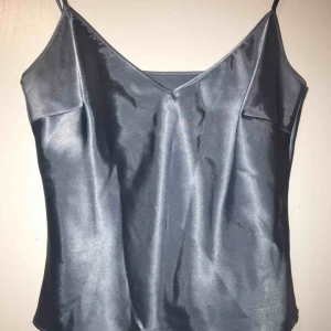  - Suuuperfint linne i polyester och silke! Inköpt på second hand men inte använd sen dess så fint skick! Frakt kostar 40 kr :) 