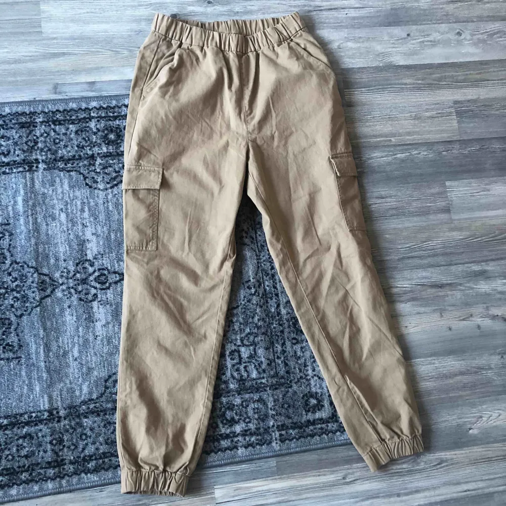 Cargo pants från hm, aldrig använda men dock är dom insydda i midjan för finare passform. Köparen står för frakt . Jeans & Byxor.