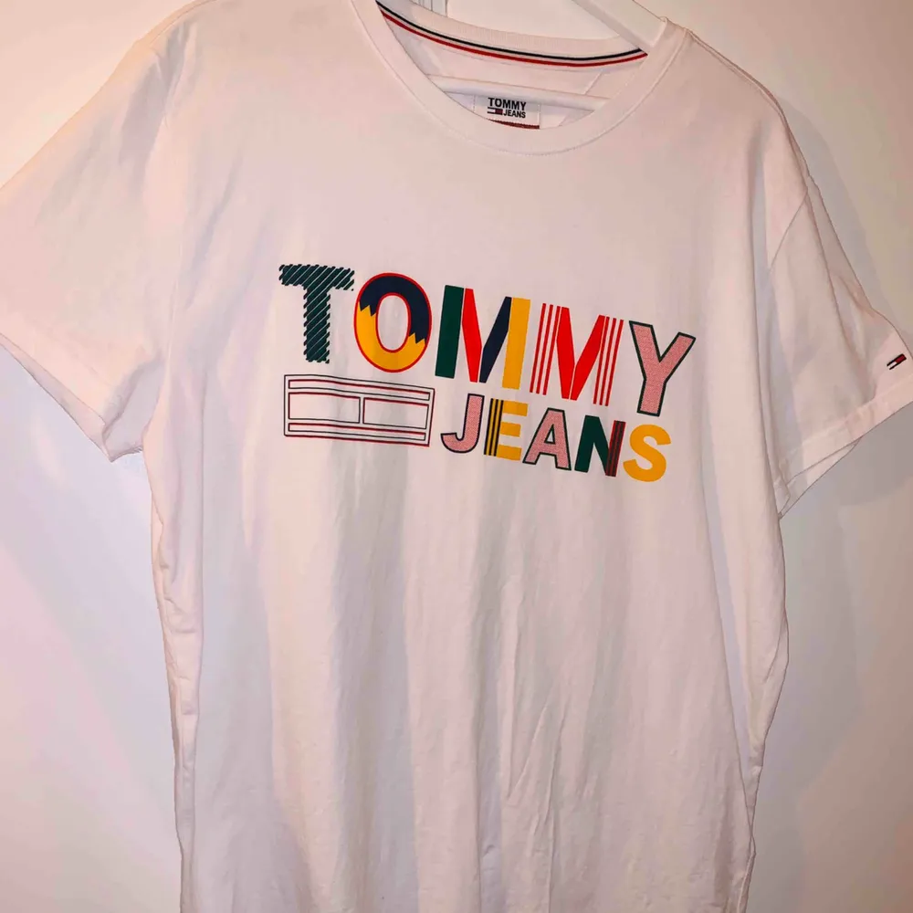 Oanvända. Äkta Tommy Jeans . T-shirts.