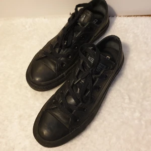  - Köpte för ca 3 år sedan men använda några få tal gånger. Superbra skick, inte sönder någonstans. Osäker om det är äkta läder