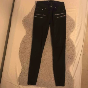  - Mörklila( nästan svarta) byxor med låg midja. Säljer då de inte passar mig längre. Köparen står för frakten och betalning sker via Swish👍