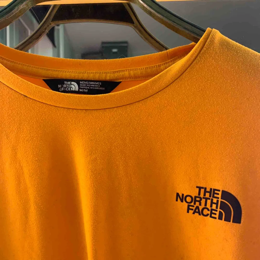 Gul The North Face T-shirt. Väldigt bra skick. . T-shirts.