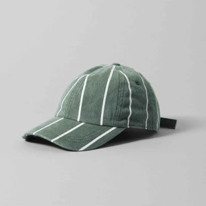  - Jättefin olivgrön keps med vita ränder!💚 har tyvärr inte kommit till användning, så den är i fint skick! möts i Stockholm, annars står köparen för frakt! 📦 