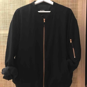  - Tröja i bomberjacka modell. Endast använd ett fåtal gånger. Köparen betalar frakten.