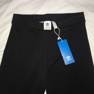  - Adidas träningstights, loggan på baksidan är i reflex.  aldrig använda, nypris 600, frakt 50kr