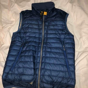  - Pjs väst, mörkblå. Herr. Använd knappt en sommar. Säljes pga att den inte används men väldigt fin :) finns ett litet hål där nere därav det låga priset, inköpspris ca 2700kr. 1000kr, 700 snabb affär