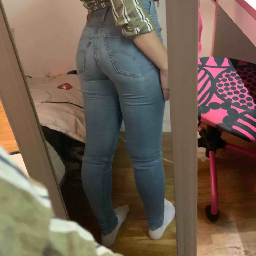 Ett par skit snygga och fräscha Levi’s jeans.  Använda få tal gånger, så gott som nya! St 27, mile High fit  Sköna och formar sig bra efter kroppen! Jag är 165cm. Jeans & Byxor.