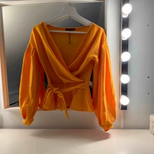 Volangblus  - Oanvänd knytblus från boohoo, lappen har försvunnit men råkade ha snöret kvar. Säljes för 100 + frakt 🌼