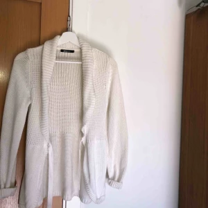  - Vit stickad kofta från Gina Tricot, storlek S.