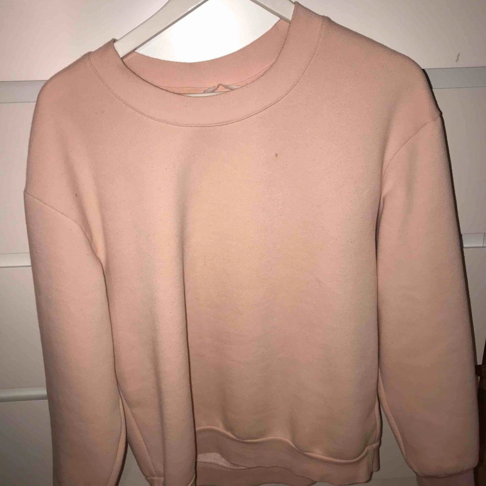 Rosa sweatshirt från H&M där det står purpose uppe på ryggen. Använd men i okej skick! Köparen står för frakt (swish). Huvtröjor & Träningströjor.