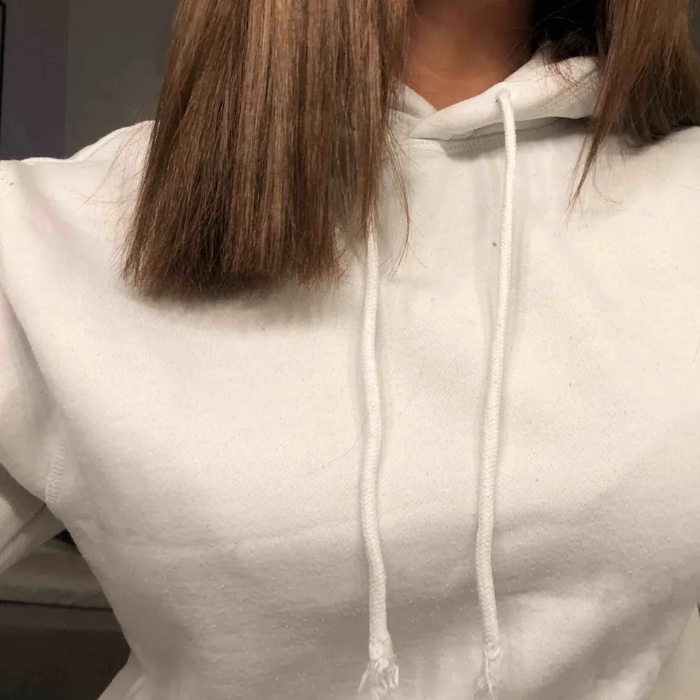 Vit hoodie från H&M, knappt använd. 100kr inkl frakt . Hoodies.