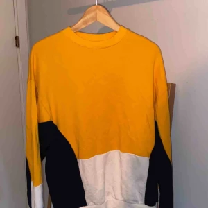  - En Asos tröja som är oanvänd✨ Jättebra skick. Frakt tillkommer🌟