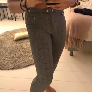  - Rutiga kostymbyxor från H&M, använda en del men ändå bra skick! Supersköna!