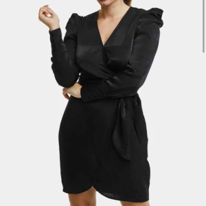  - Helt ny från bikbok ! Kostar 500 kr i butik !  400 kr inkl frakt hos mig . Den är helt underbar ! Har för många klänningar bara 😃