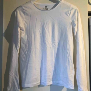 - En basic vit långarmad, aldrig använd! Skickas ej!💗