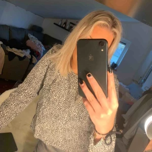  - Vit och svart leopard blus med öppen rygg, köpt i Köpenhamn förra sommarn. Knappt använd & nytvättad så därför lite skrynklig. Kan fraktas men köparen står för frakten ❤️