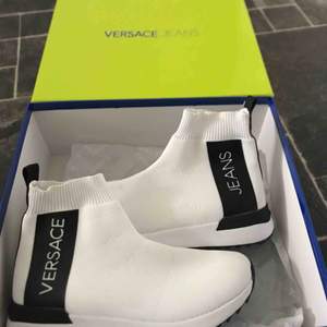 Versace Jeans Sneakers (Slip-in’s) i strl 37, inköpta från Zalando för 1195kr! Kvitto finns. 