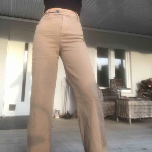  - Här är bättre bilder på dessa underbara beiga wide leg jeans som tyvärr har blivit lite för små för mig. Strl XS och superfint skick. Skulle säga att längden motsvarar 32”. Hör av dig om fler bilder önskas. Möts i slussen eller så tillkommer frakt