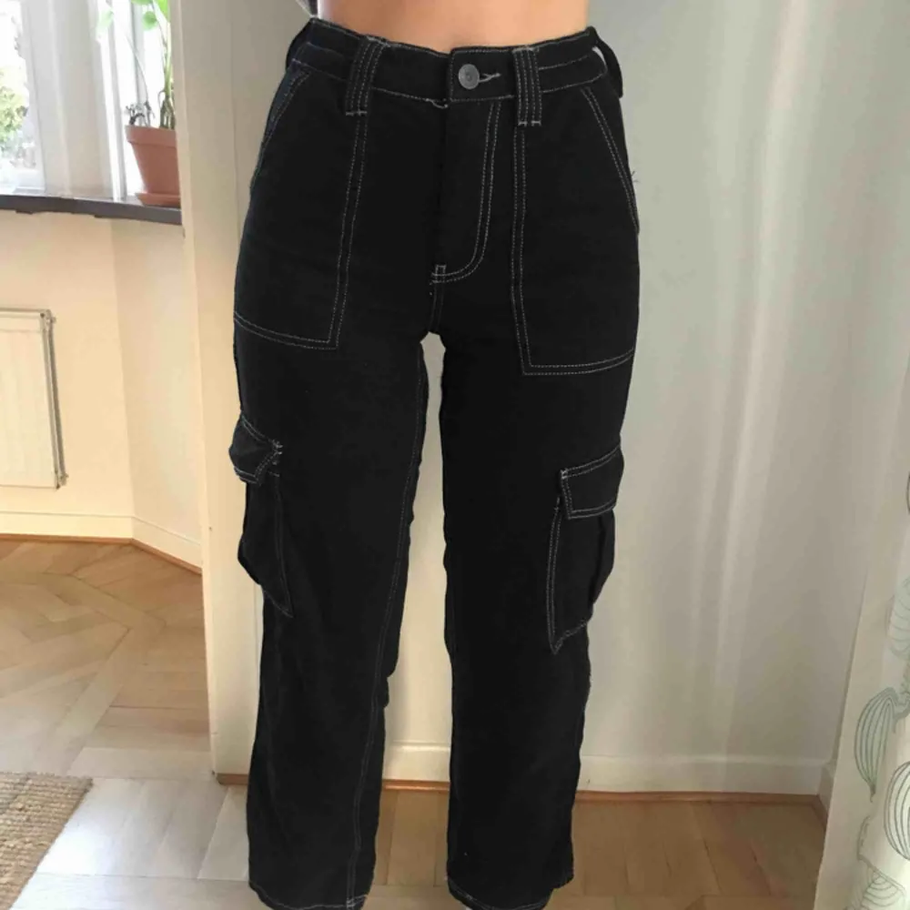 Så sjukt snygga svarta jeans med vita sömmar ifrån Urban outfitters! Sparsamt använda och i mycket bra skick. Köparen står för frakt och betalning sker via swish💕. Jeans & Byxor.