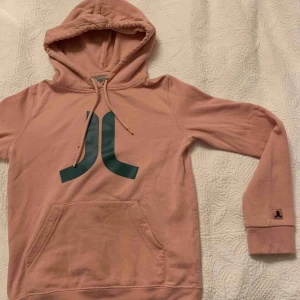  - Mysig rosa Wesc hoodie , bra skick säljer den för att den inte passar mig längre 