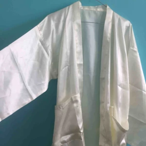  - Så fin morgonrock/kimono i satin! Ej storleksmärkt men skulle säga M-L. Jag som har XS-S kan dock ja den också! Väldigt fint skick, som ny!