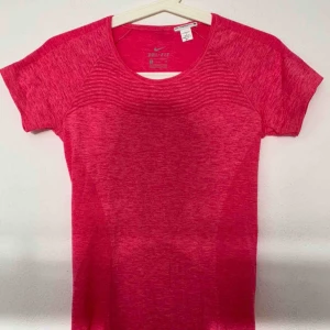  - Pink Nike workout shirt. ✨ bought for 300 selling for 180 ✨ pick up in stockholm or pay for shipping 💖