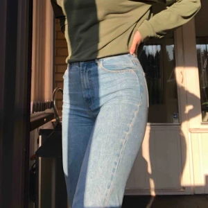  - ”Mom” jeans från Zara,vet ej storlek men passar XS och kanske S beroende längd.Jag har S och dom passar förutom längden. Säljer pga förkorta-jag är 170