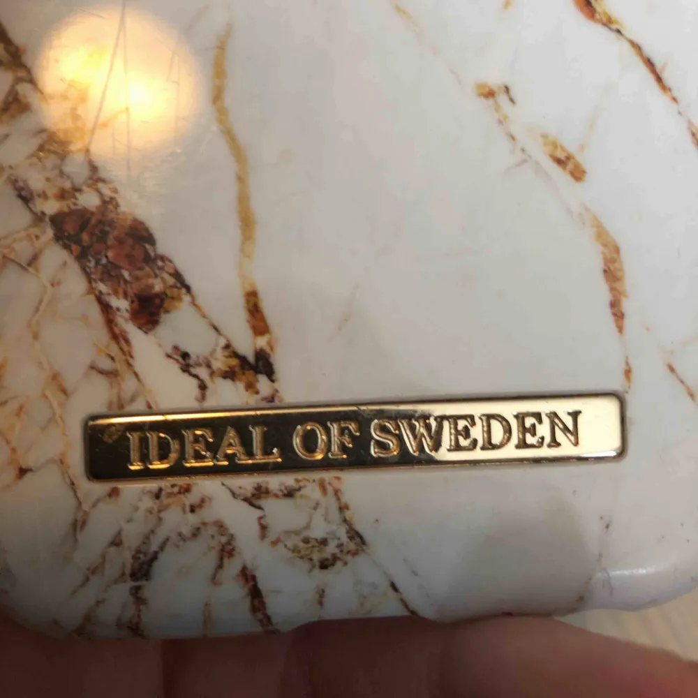 Nypris: 299kr ideal of sweden skal. Passar iPhone 6, 6s, 7 & 8. Färg: Carrabra Gold. Hyfsat bra skick lite repor, box medföljer. Köpare står för frakt. Accessoarer.